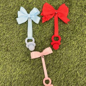 lazos para el carro personalizados con inicial y chupete de ganchillo